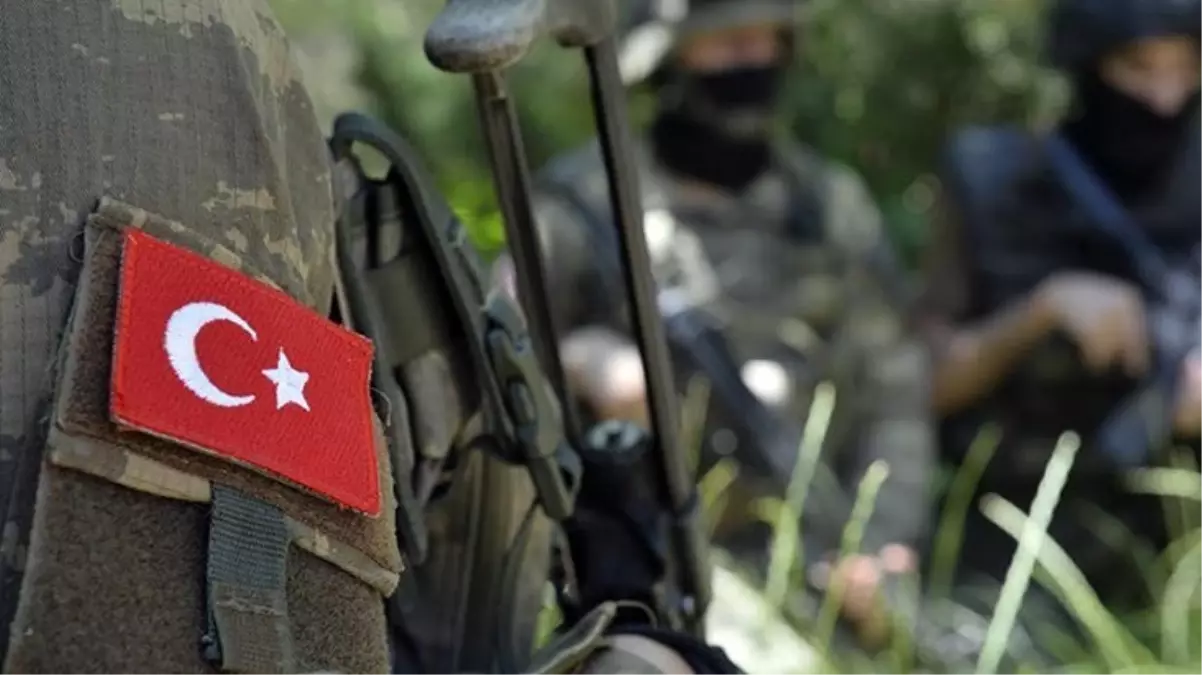 Tunceli'de Askeri Araç Devrildi
