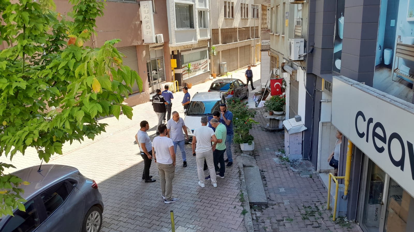 Apartman Önünde Çıkan Kavgada Bıçaklar Çekildi 