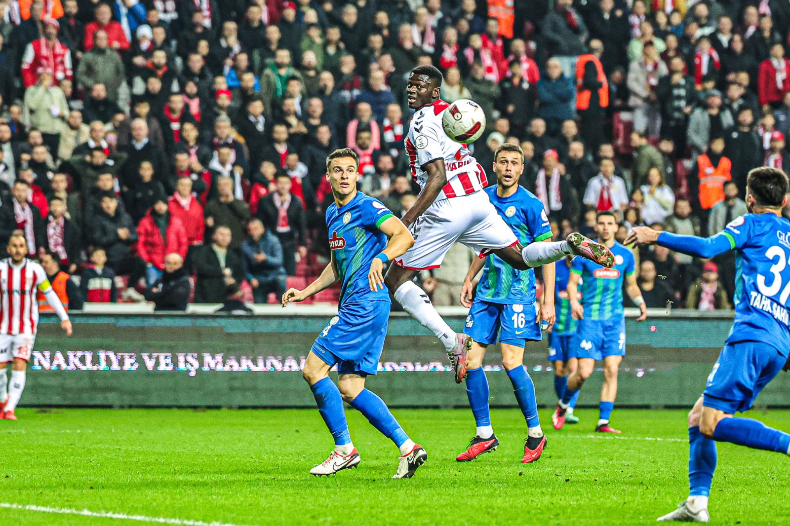 Karadeniz Derbisinde Hedef 3 Puan: Samsunspor Rizespor’u Ağırlıyor