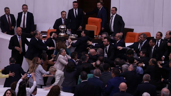 TBMM'de Tekmeli Yumruklu Kavga